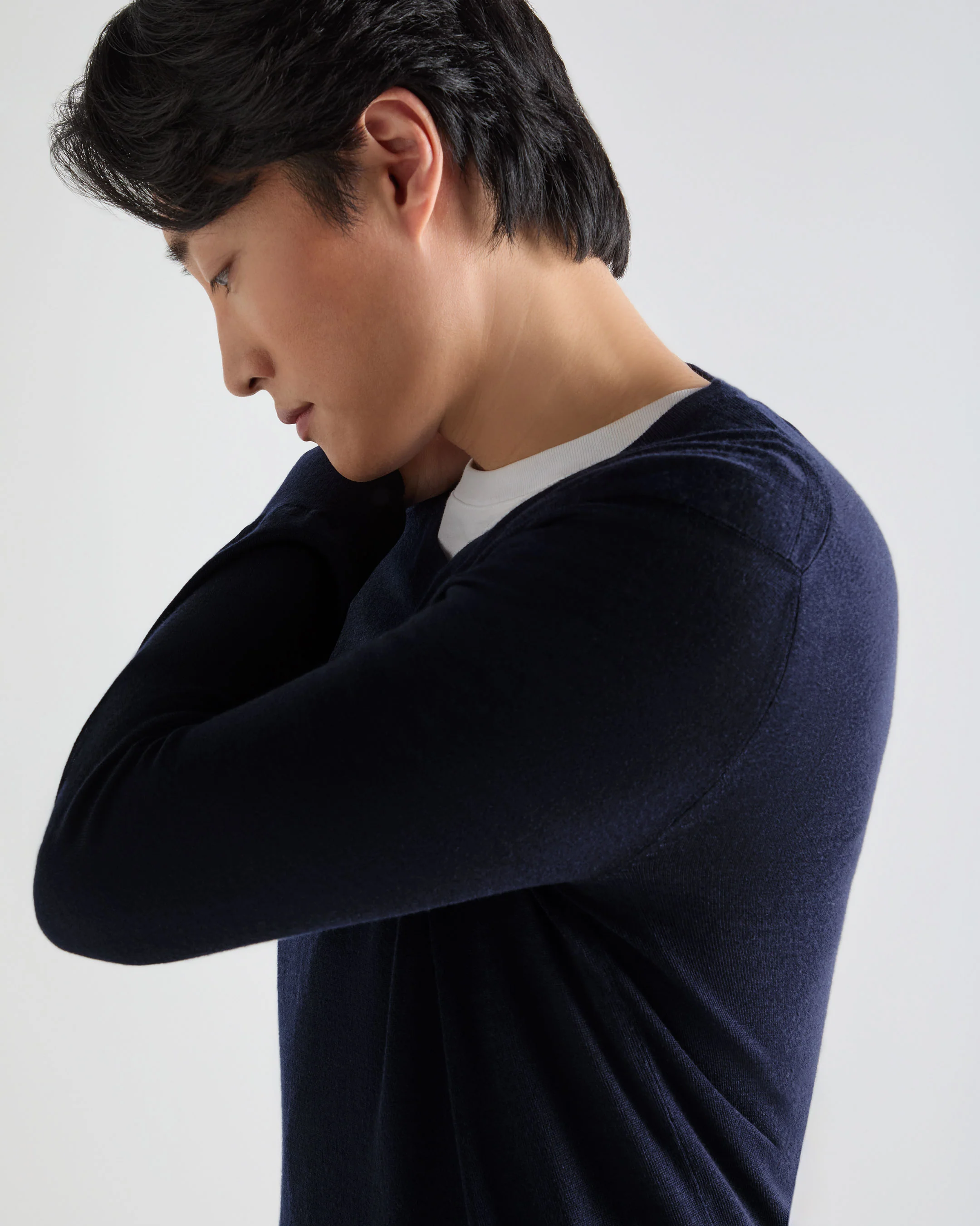 Men's Conduit Fine Gauge Cashmere V Neck Jumper Summer Navy Blue - Image 5