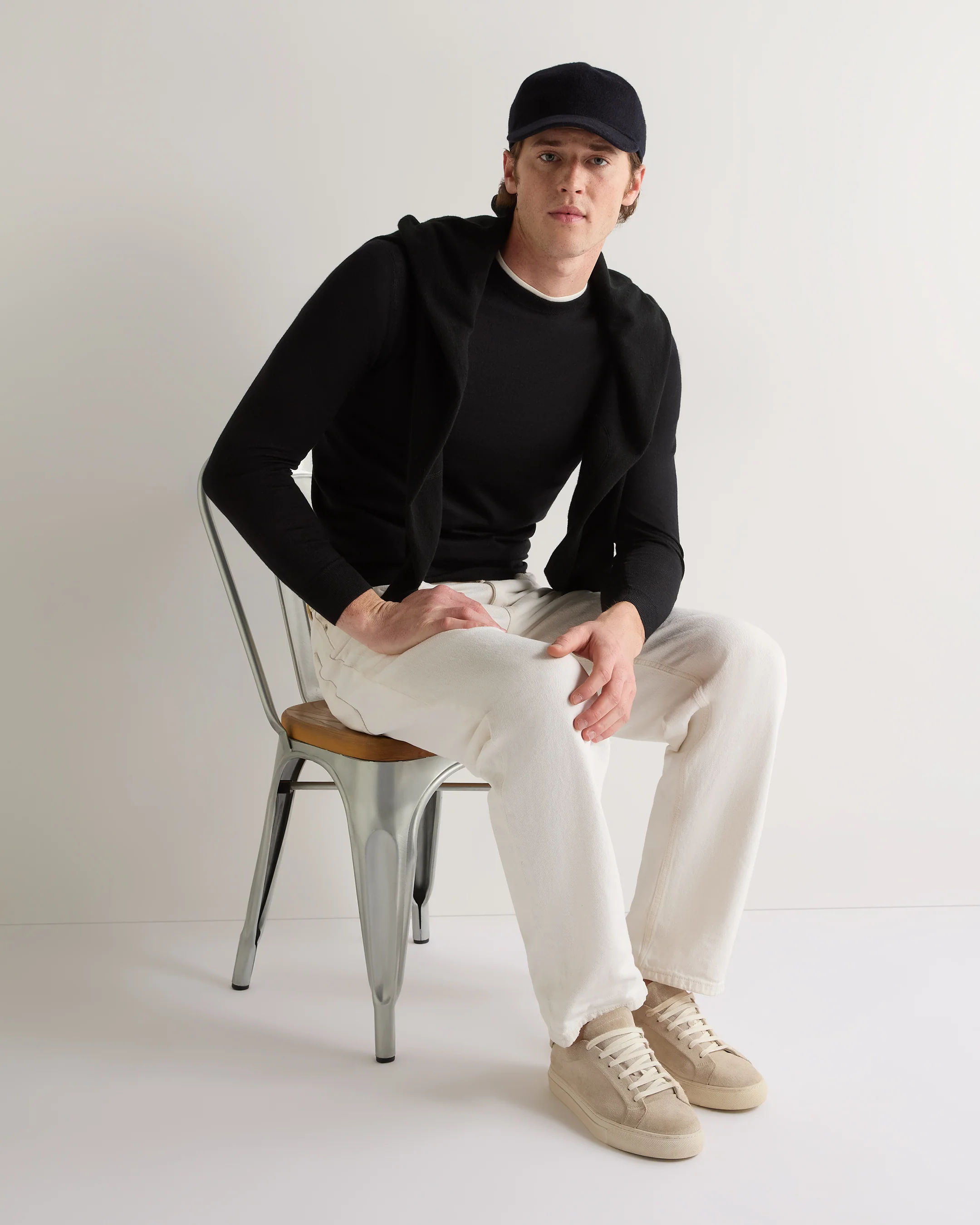 Men's Covent Fine Gauge Cashmere Round Neck Jumper Black - Image 3