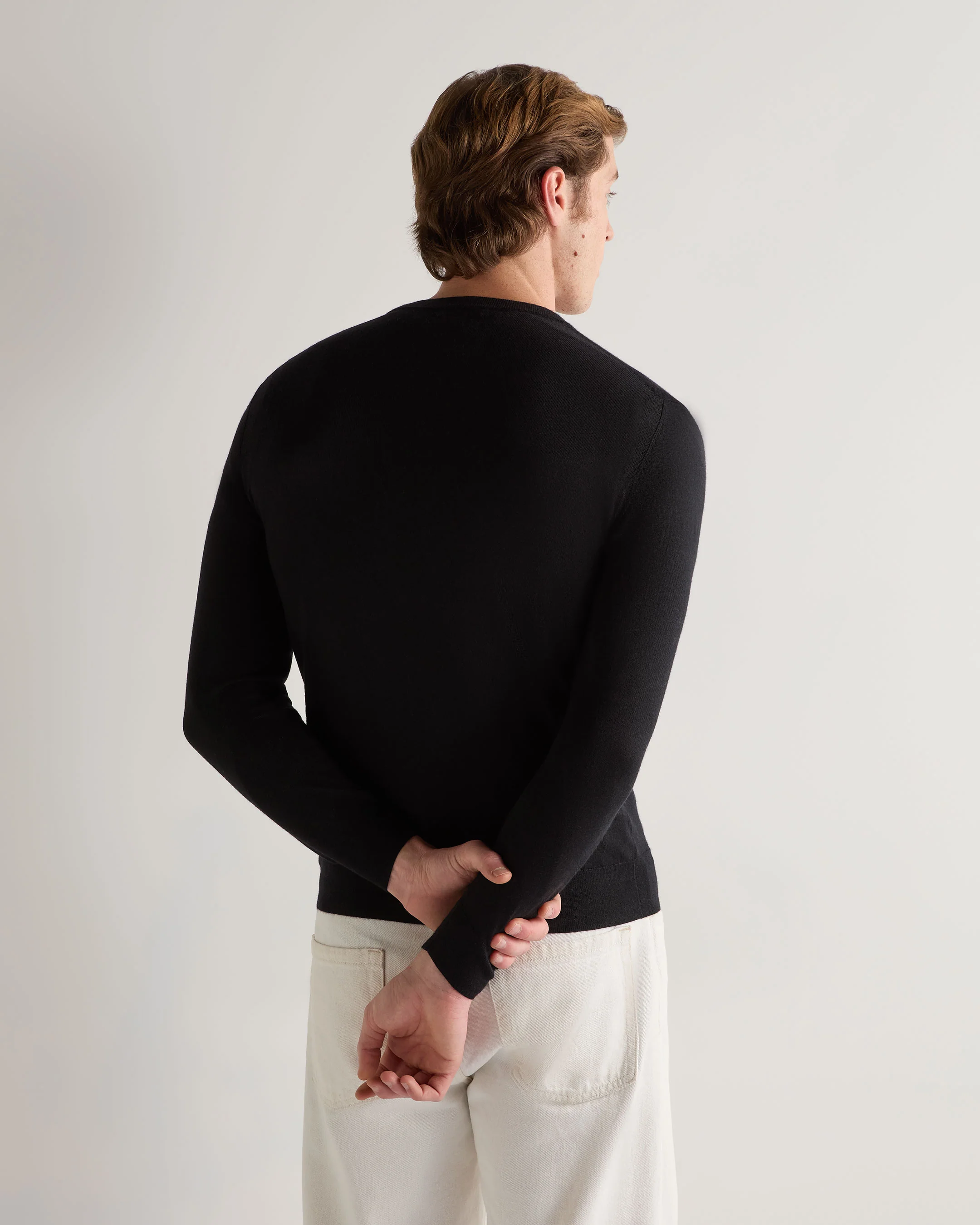 Men's Covent Fine Gauge Cashmere Round Neck Jumper Black - Image 4
