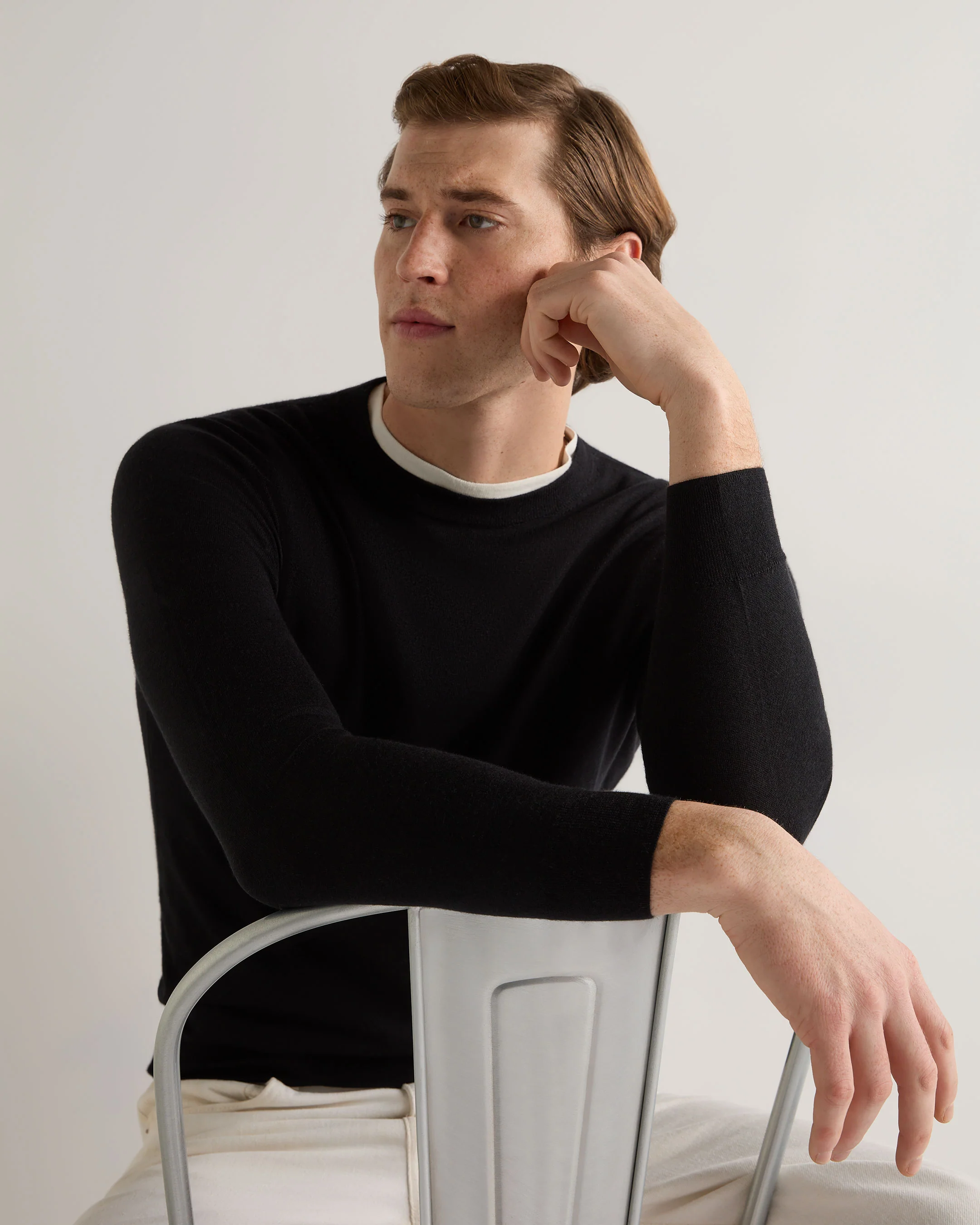 Men's Covent Fine Gauge Cashmere Round Neck Jumper Black - Image 5