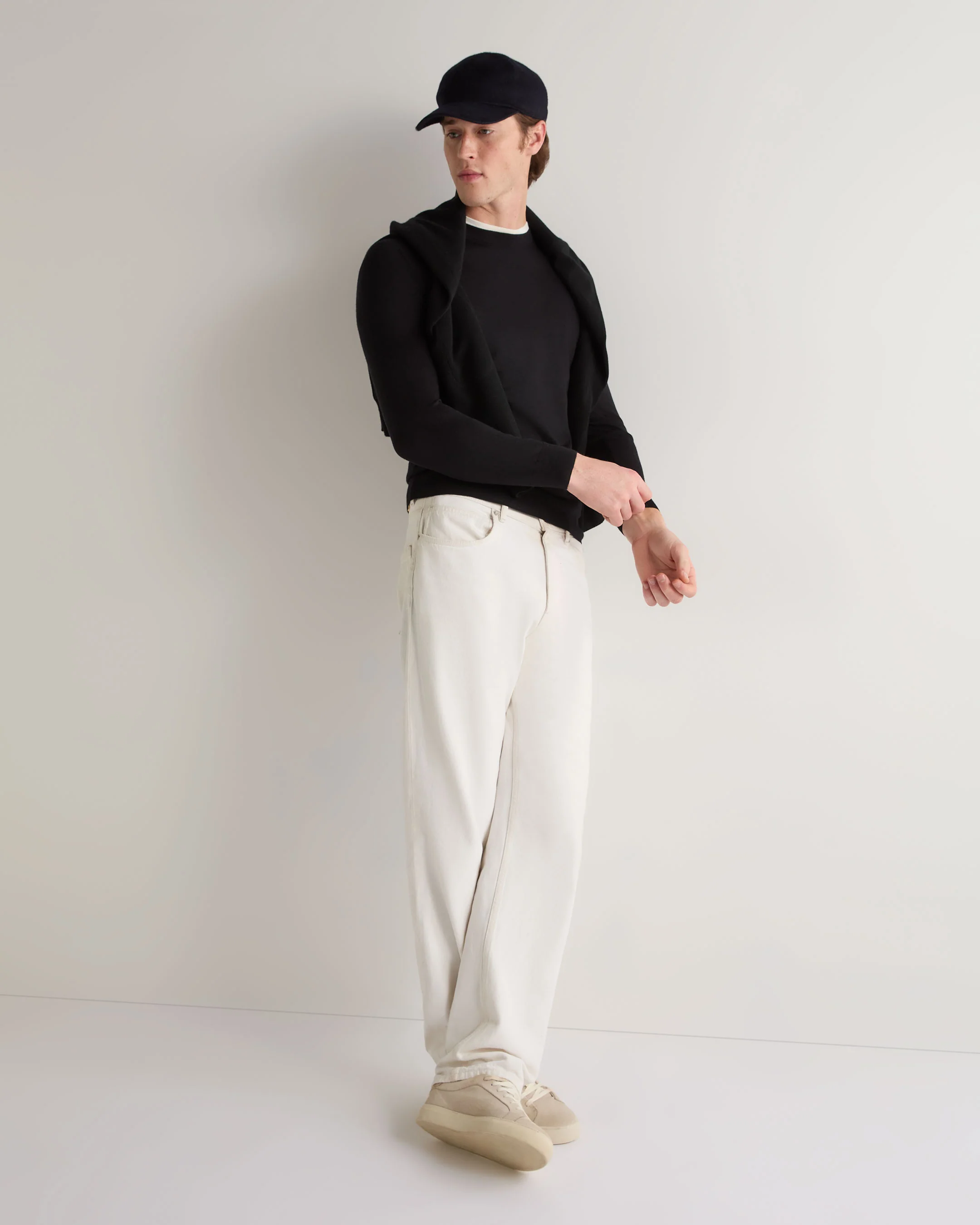 Men's Covent Fine Gauge Cashmere Round Neck Jumper Black - Image 6