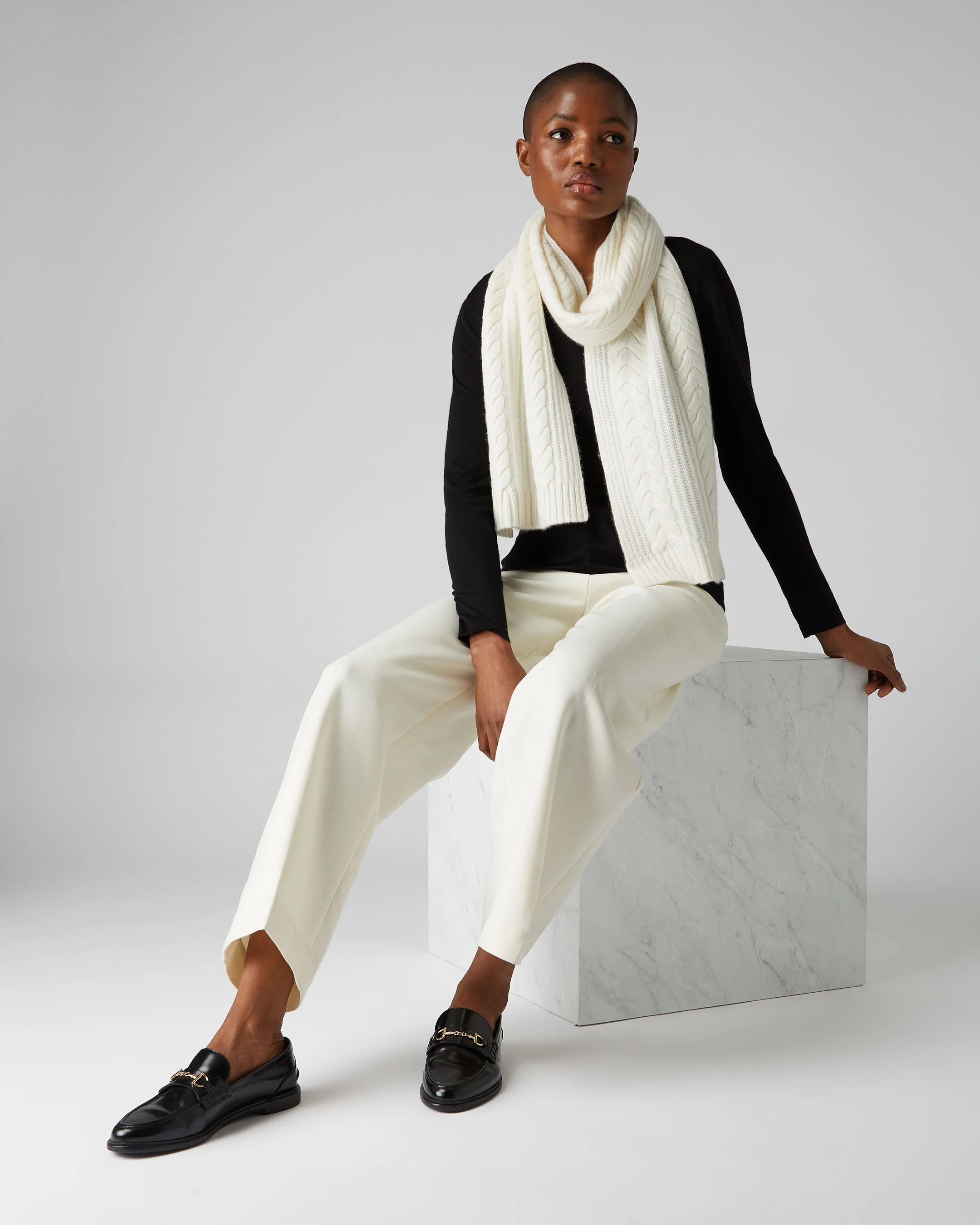 Women's Imogen Superfine Cashmere V Neck Jumper Black - Image 3