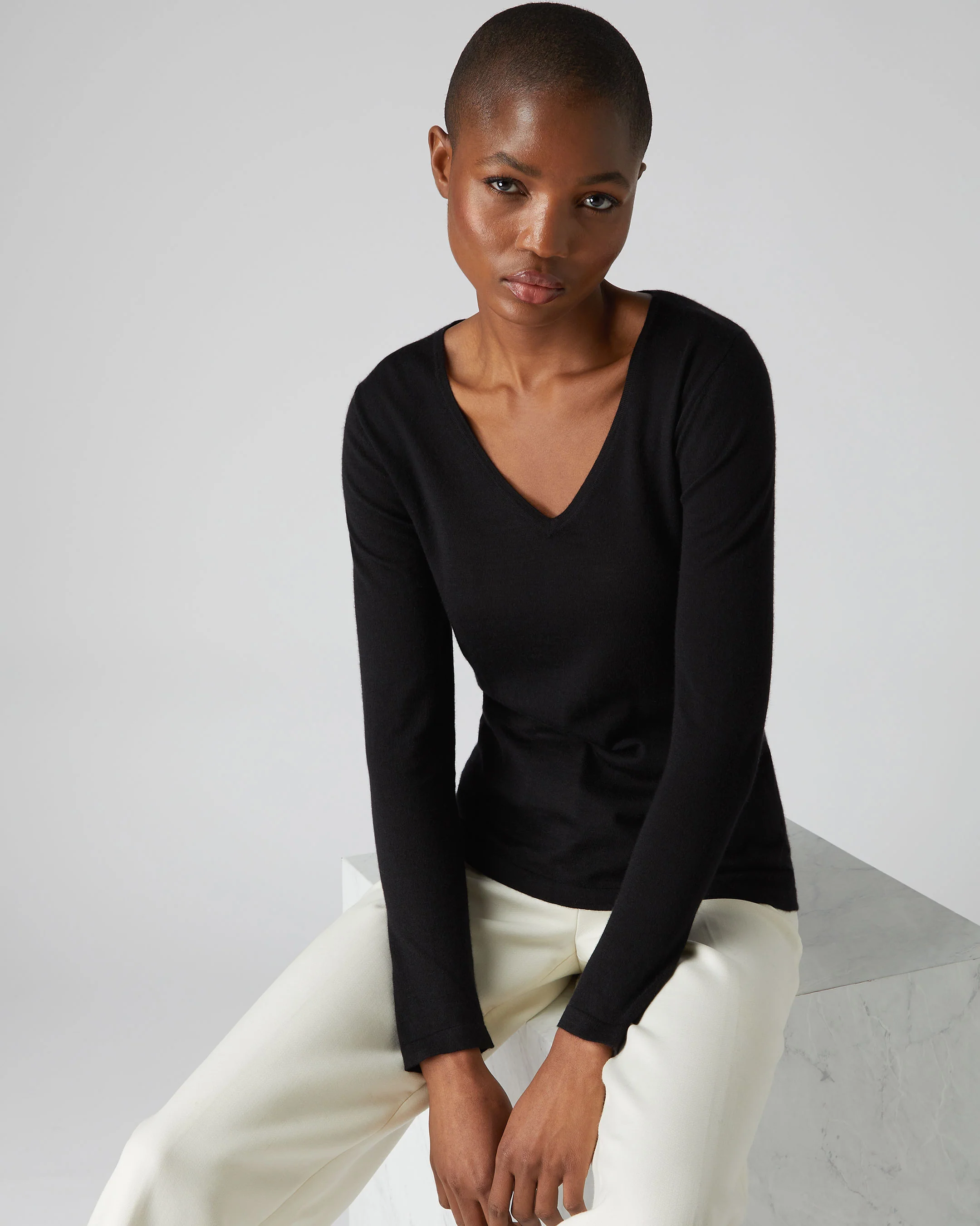 Women's Imogen Superfine Cashmere V Neck Jumper Black - Image 5
