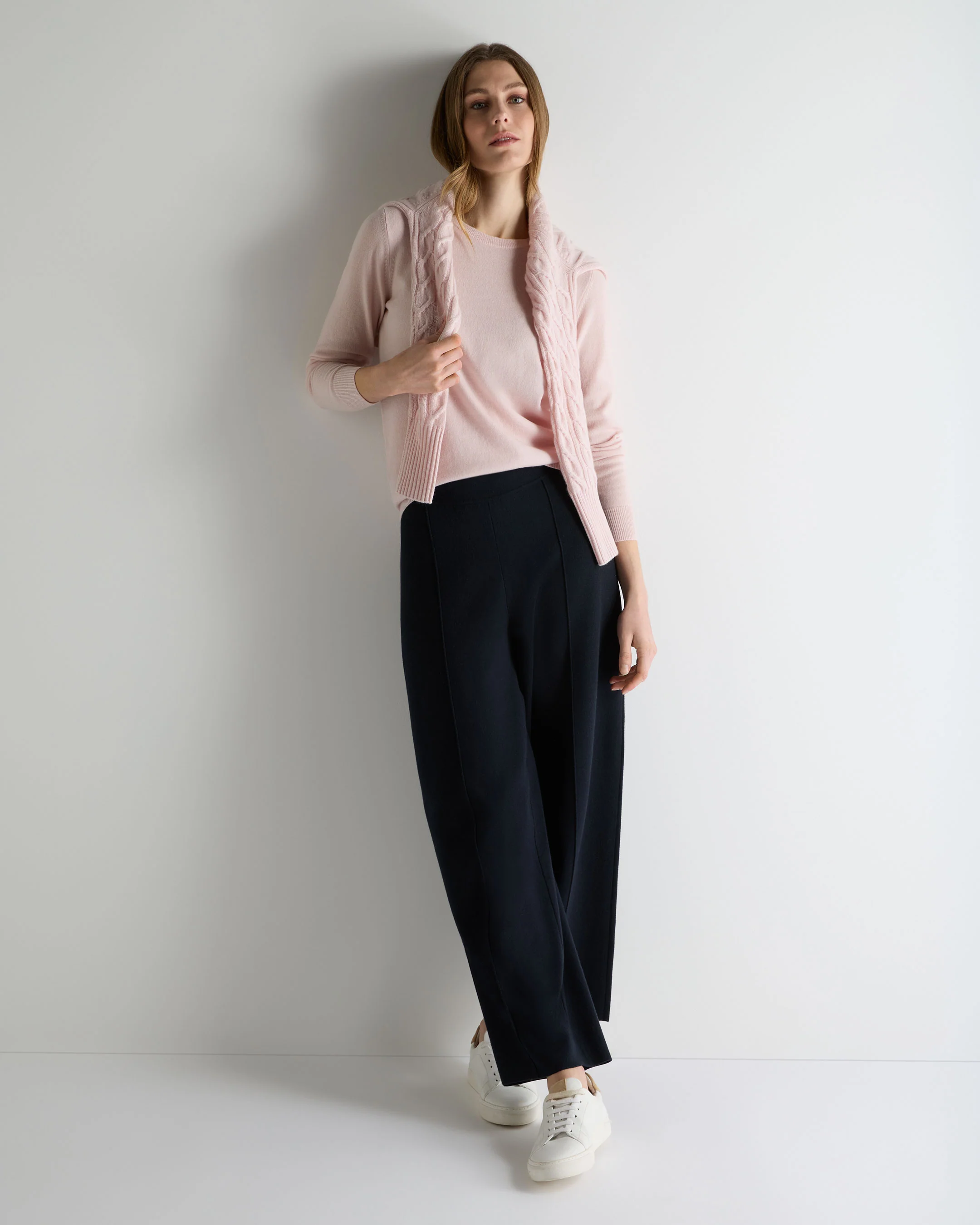 Women's Evie Classic Round Neck Cashmere Jumper Powder Pink - Image 3