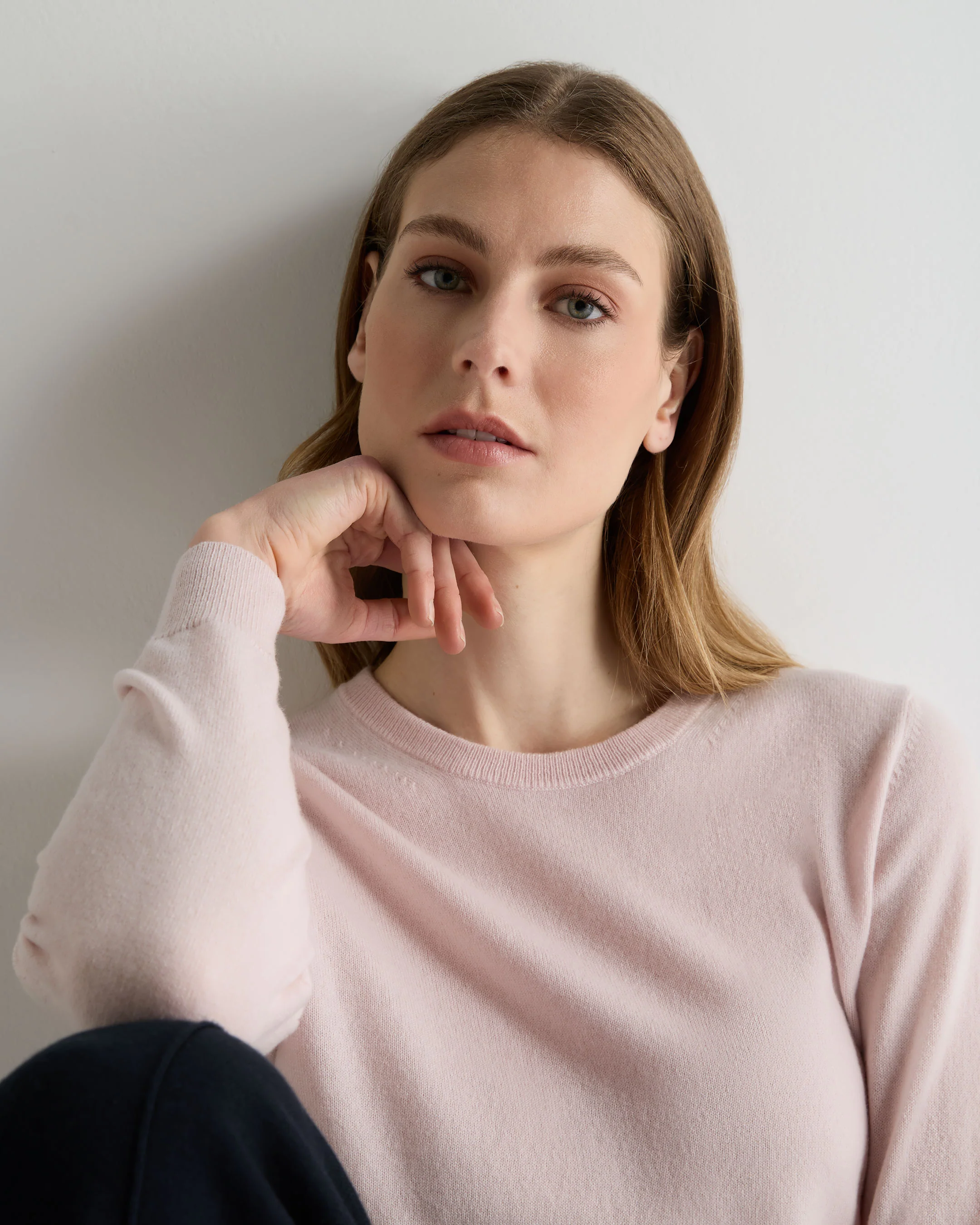 Women's Evie Classic Round Neck Cashmere Jumper Powder Pink - Image 5
